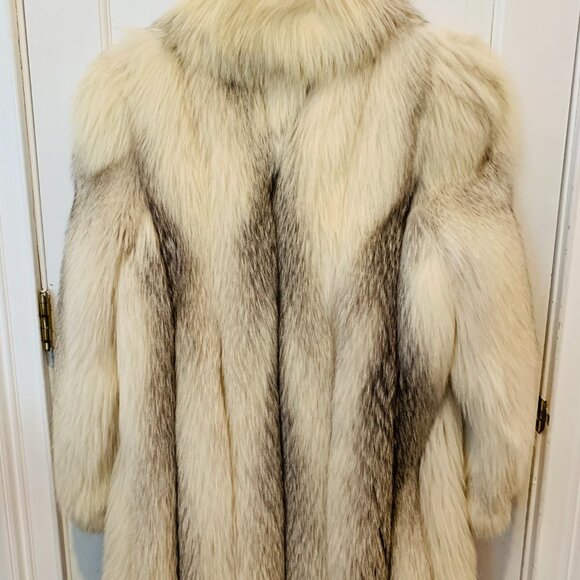 Incredible Full Length Blue Fox Fur Coat | Beautiful Collar | Stunning White Fur - Picture 14 of 16